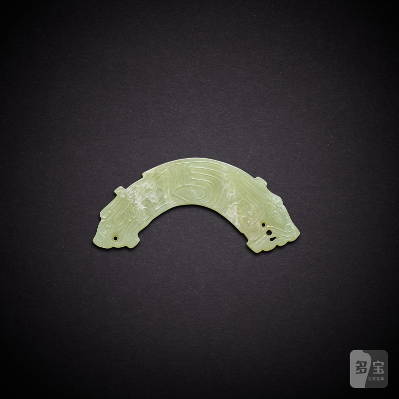 A celadon jade 'dragon' pendant, huang, Eastern Zhou dynasty, Warring States period | 東周戰國 青玉龍紋璜 - 图2